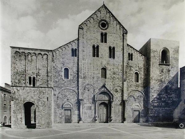 Basilikan julkisivu, joka perustettiin vuonna 1087 Pyhän Nikolauksen pyhäinjäännöksiä varten (m/v kuva) tekijältä Italian School