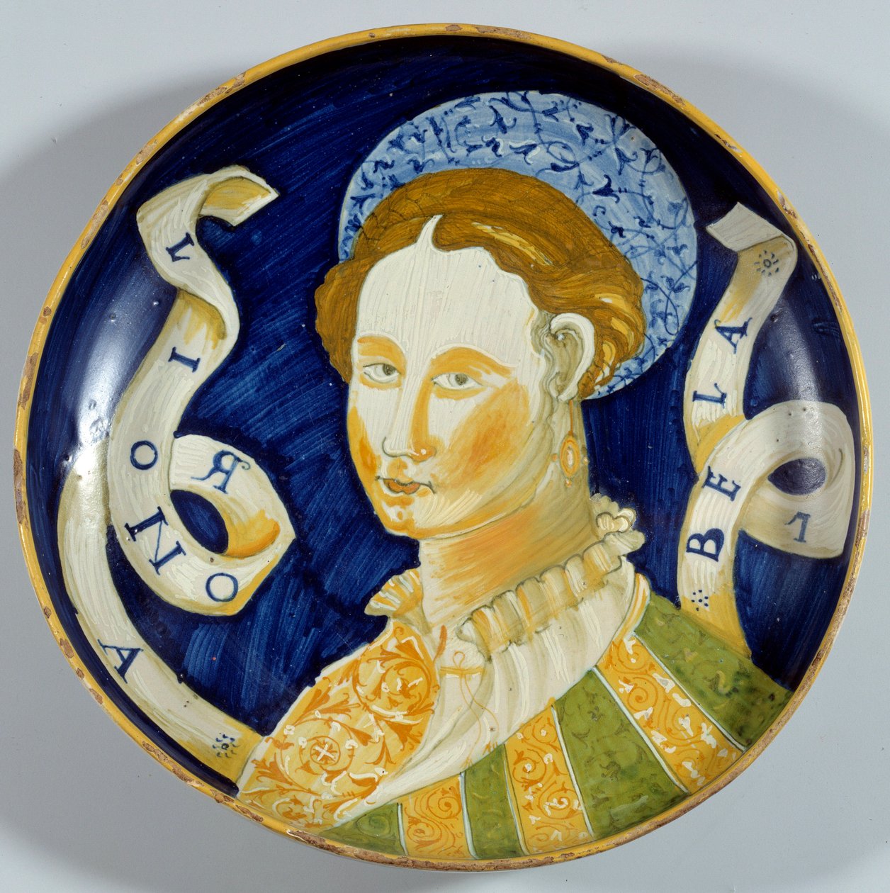 Fajansikuppi "Lionora Bella" valmistettu Casteldurantessa. 1500-luvun Enouen, kansallinen renessanssimuseo tekijältä Italian School