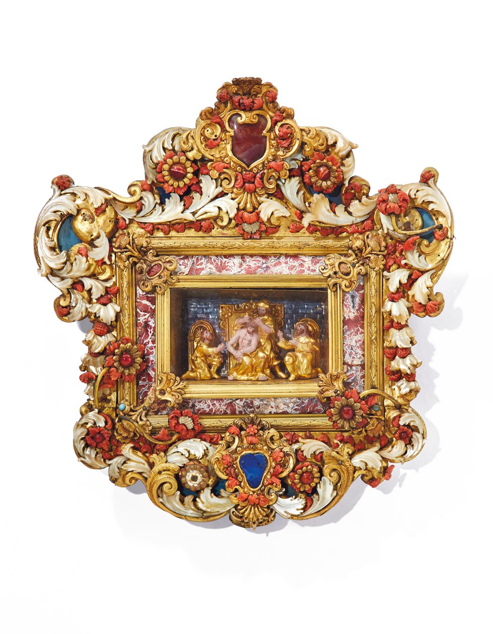 Kehys, Trapani, 1700-luvun ensimmäinen puolisko (kullattu puu, pronssi, helmiäinen, marmori, lapis lazuli, kullattu kupari ja koralli) tekijältä Italian School