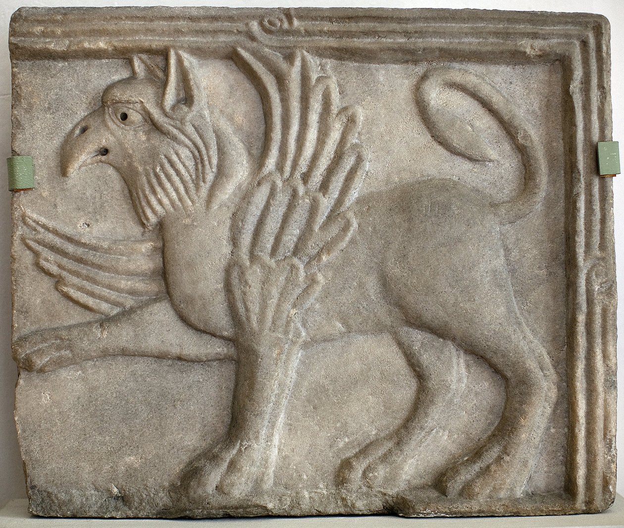 Griffon (tai grype). Matala kohokuvio veistetty, marmori, Venetsia (Italia) 1100-luku. Kansallisgalleria, Sternbergin palatsi, Praha (Tšekki). tekijältä Italian School
