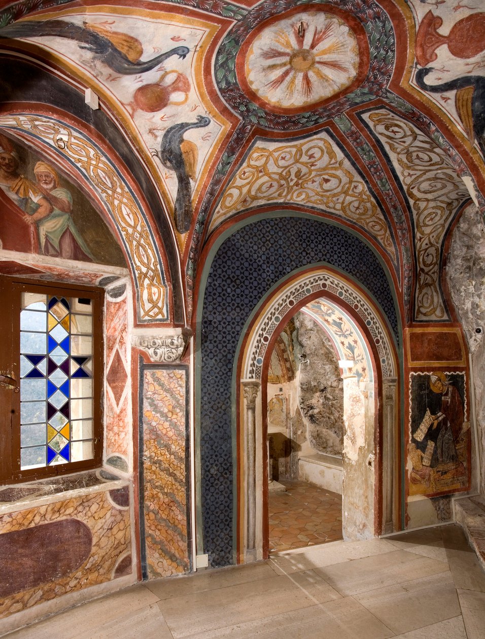 Sisäkuva Saint Gregoiren (Gregorio) kappelista, joka on koristeltu 1200-luvun alun roomalaisen koulukunnan bysanttilaisvaikutteisilla freskoilla. Pyhän Benedetton luostari (Sacro Speco), Subiaco (Rooma), Italia tekijältä Italian School