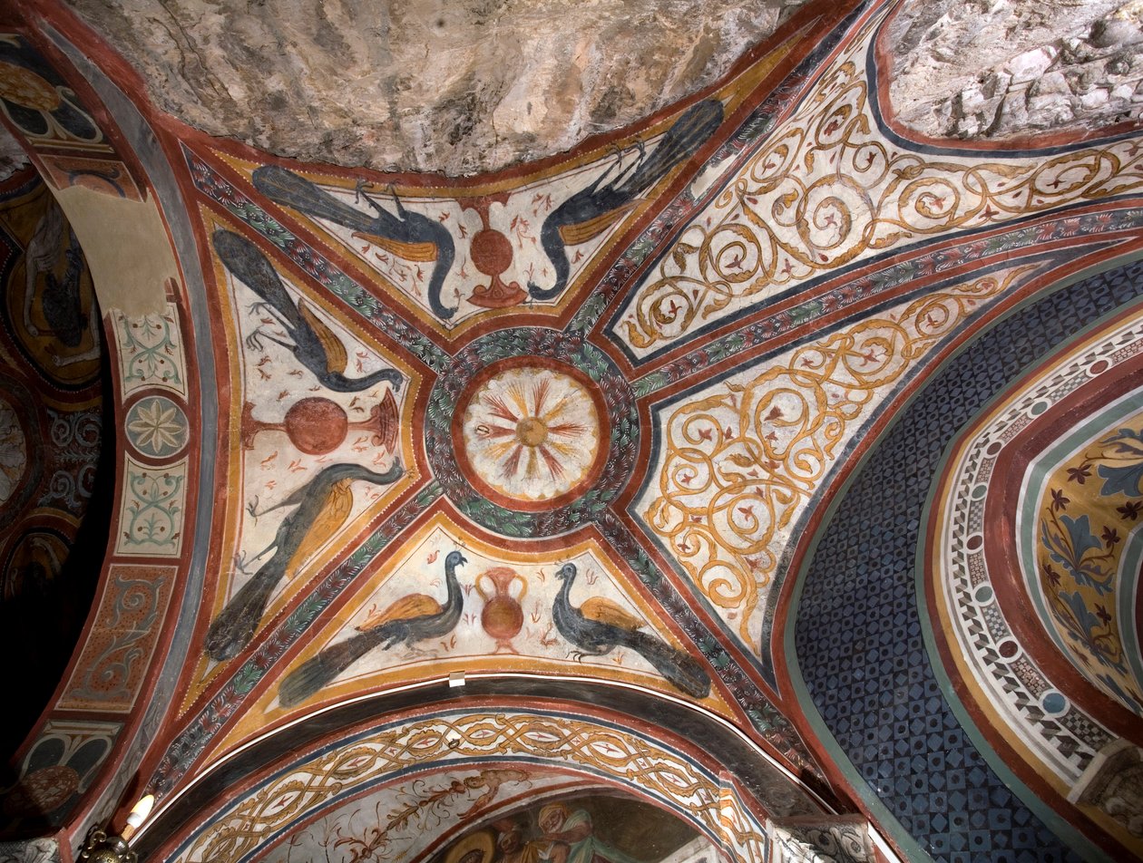 Sisäkuva Saint Gregoiren (Gregorio) kappelista, joka on koristeltu 1200-luvun alun roomalaisen koulukunnan bysanttilaisvaikutteisilla freskoilla. Pyhän Benedetton luostari (Sacro Speco), Subiaco (Rooma), Italia tekijältä Italian School