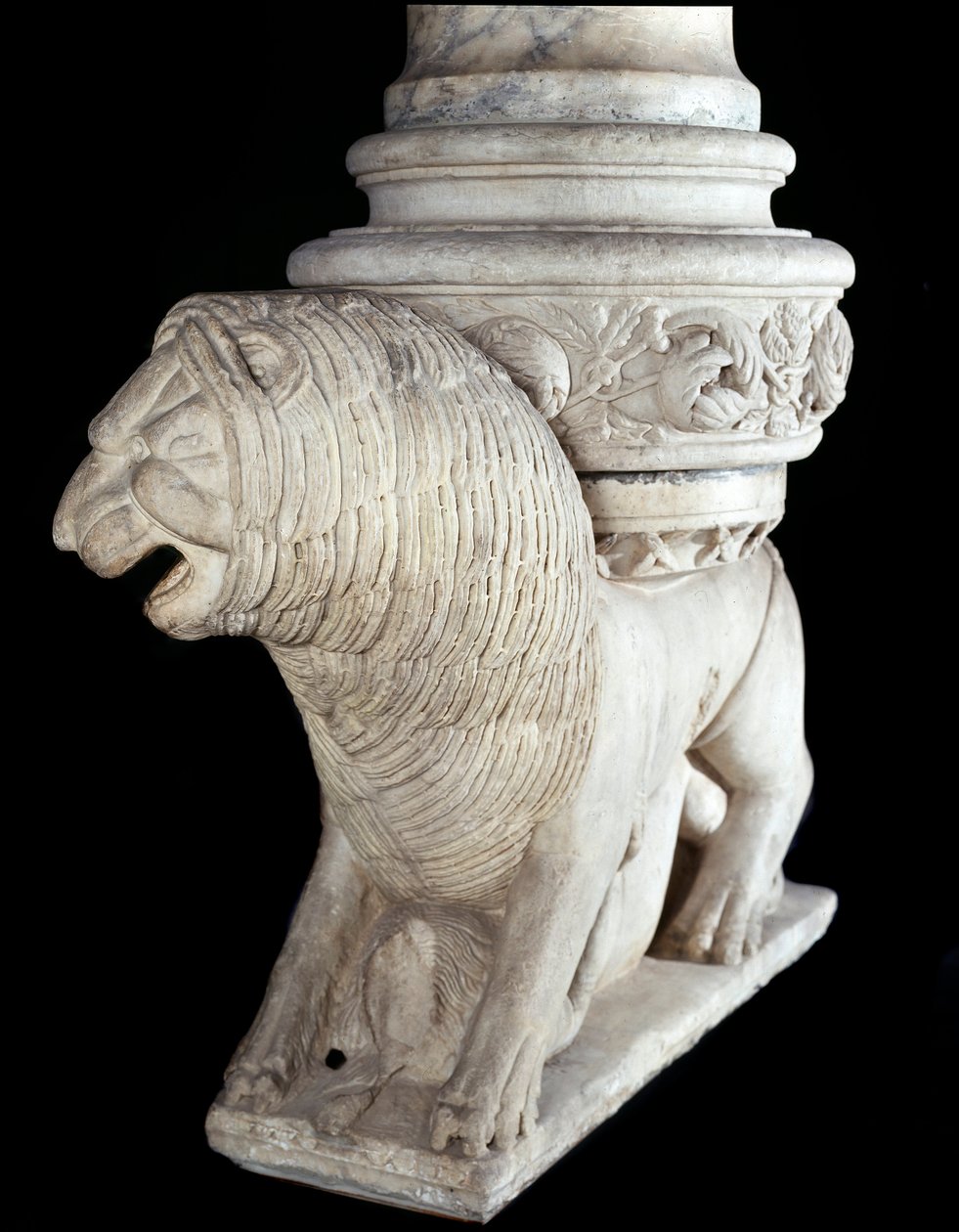 Leijona (marmoriveistos, 1100-luvun loppu) tekijältä Italian School