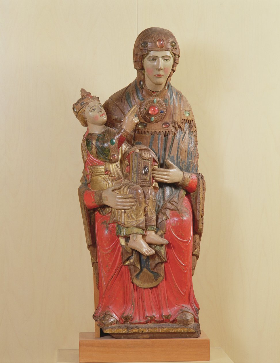 Madonna dAcuto (maalattu puu, värillinen lasi ja jalokivet) tekijältä Italian School