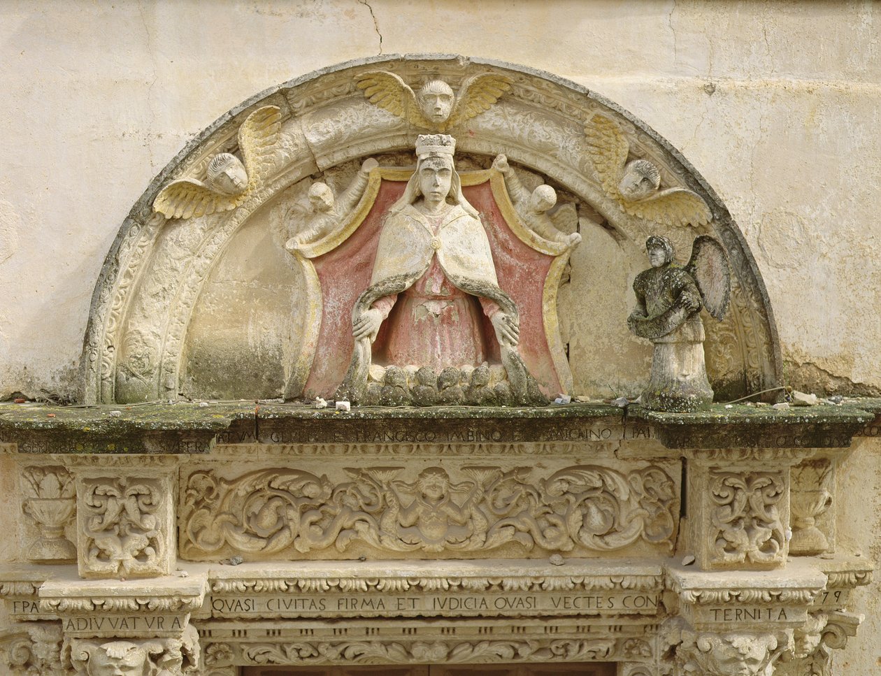 Misericordian Madonna, yksityiskohta portaalilunnetta (kivi) tekijältä Italian School