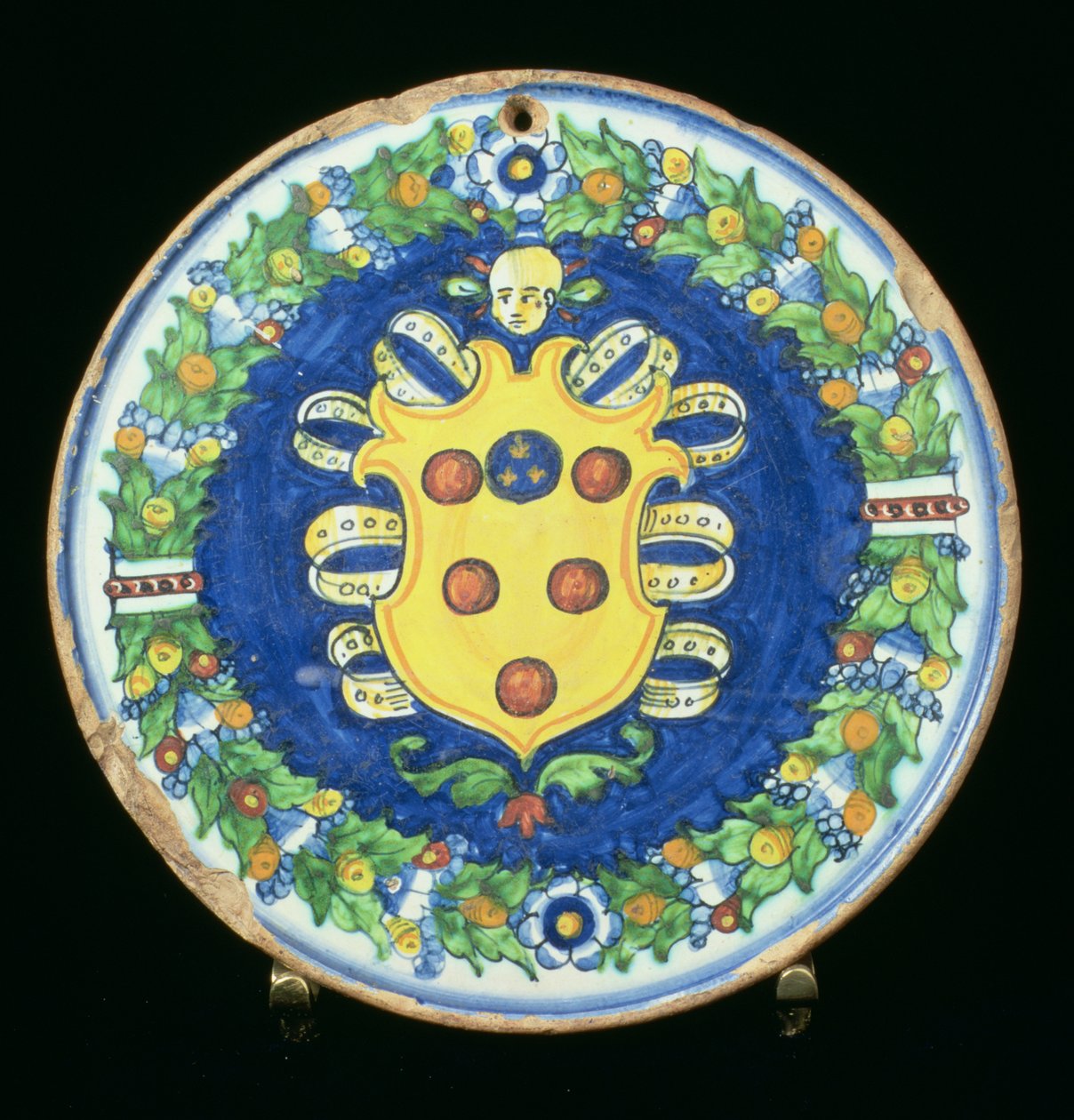 Maiolica-lautanen, jossa on Medicin vaakuna lehtien ja hedelmien reunuksella, italia, 1500-luku tekijältä Italian School