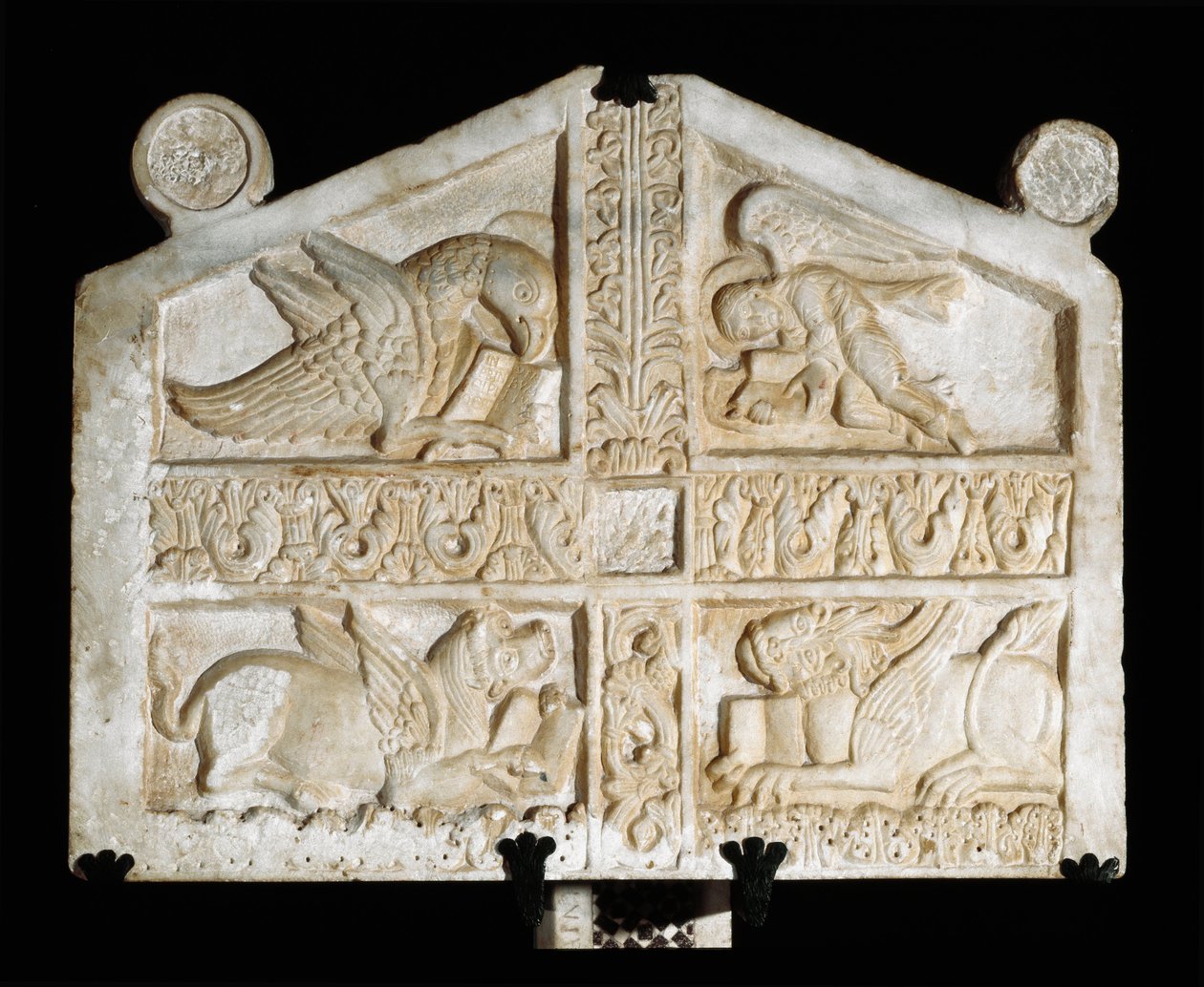 Marmoriveistos evankelistan symboleilla (tetramorfi). Nimetön lombardi kuvanveistäjä 800-luvulta. Fara Sabina (Rieti), Abbazia di Farfa tekijältä Italian School