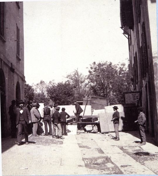 Miehet pystyttämässä barrikadeja Porta Garibaldille Milanon mellakoiden aikana 6.-9. toukokuuta 1898 (m/v kuva) tekijältä Italian School