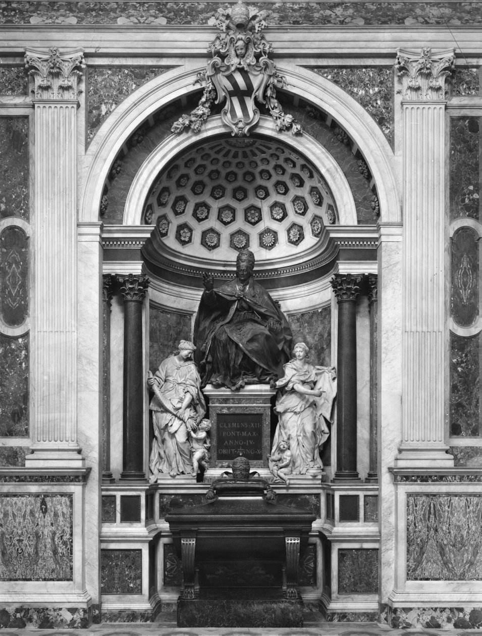Paavi Klemens XII:n (1652-1740) muistomerkki porfyyriurnilla ja pylväillä, Pantheonista (pronssi, marmori, porfyyri) (m/v kuva) tekijältä Italian School