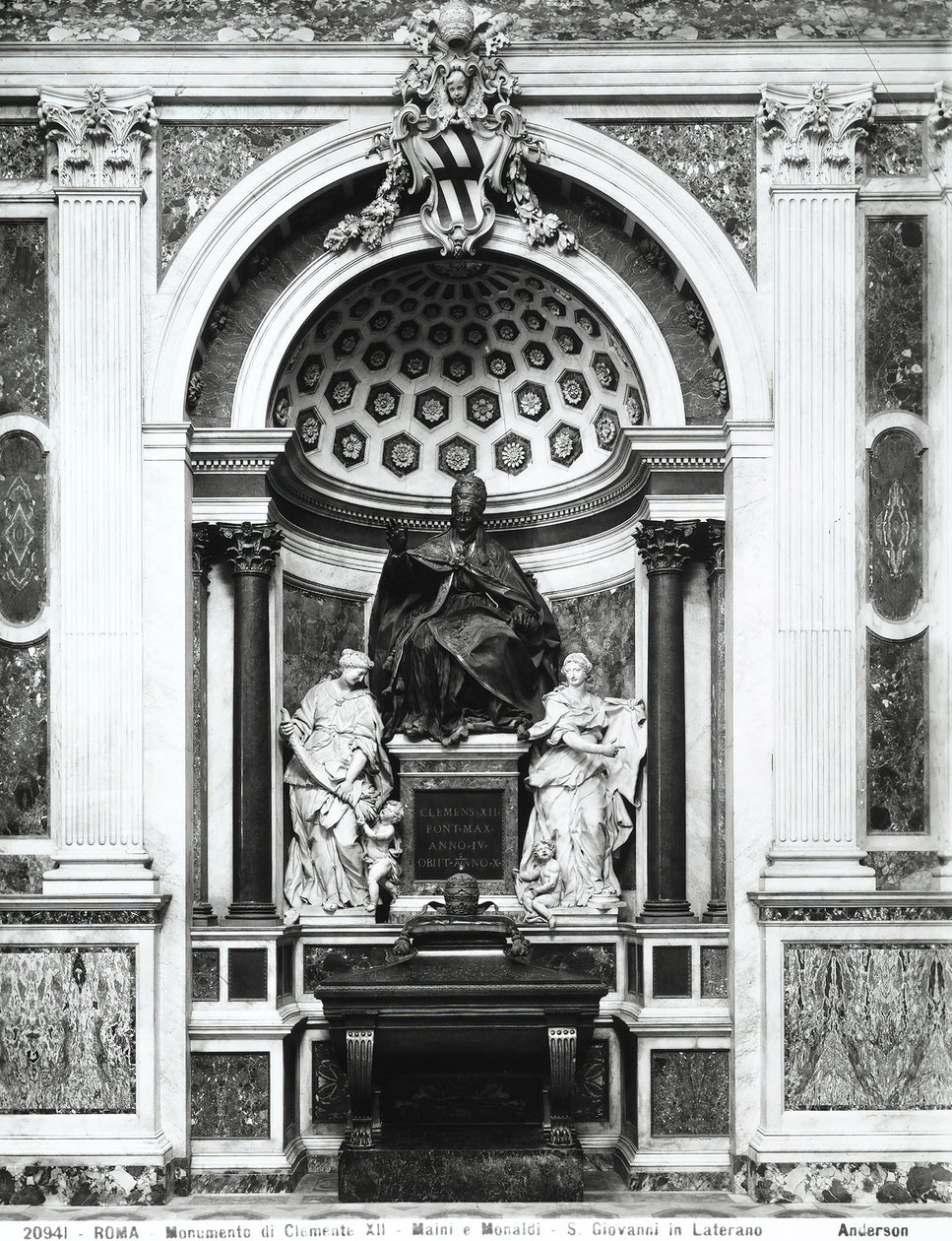 Paavi Klemens XII:n (1652-1740) muistomerkki porfyyriurnilla ja pylväillä Pantheonista Temperancen (L.) ja Prudencen (R.) välissä Corsinin kappelissa (pronssi, marmori, porfyyri) (m/v kuva) tekijältä Italian School