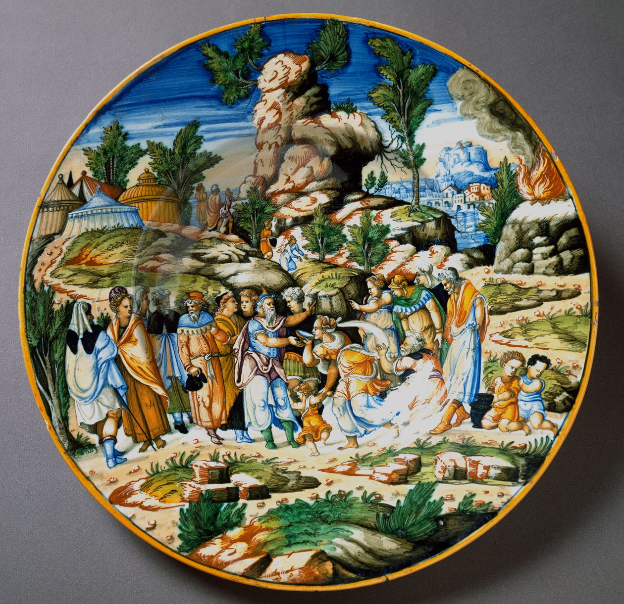 Mooses nostaa vettä kalliosta ja juontaa israelilaisille Urbinossa valmistettu keraaminen lautanen Fontana-pajassa Italiassa. 1560 noin Firenze, Museo Nazionale del Bargello tekijältä Italian School