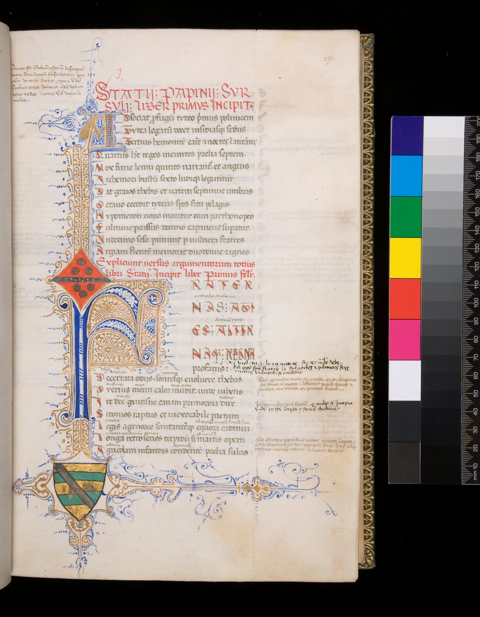 Ms 329. Statius, Thebaid, f.19r. Sininen valaistu alkukirjain [F], jossa on varattu koristelu alkupäälle ja pieni alkukirjain [A] kullanvärisellä argumentumilla, ja monimutkainen kontrastivärinen kultainen ja sininen kynäkukoistus, joka ulottuu muodostaen  tekijältä Italian School