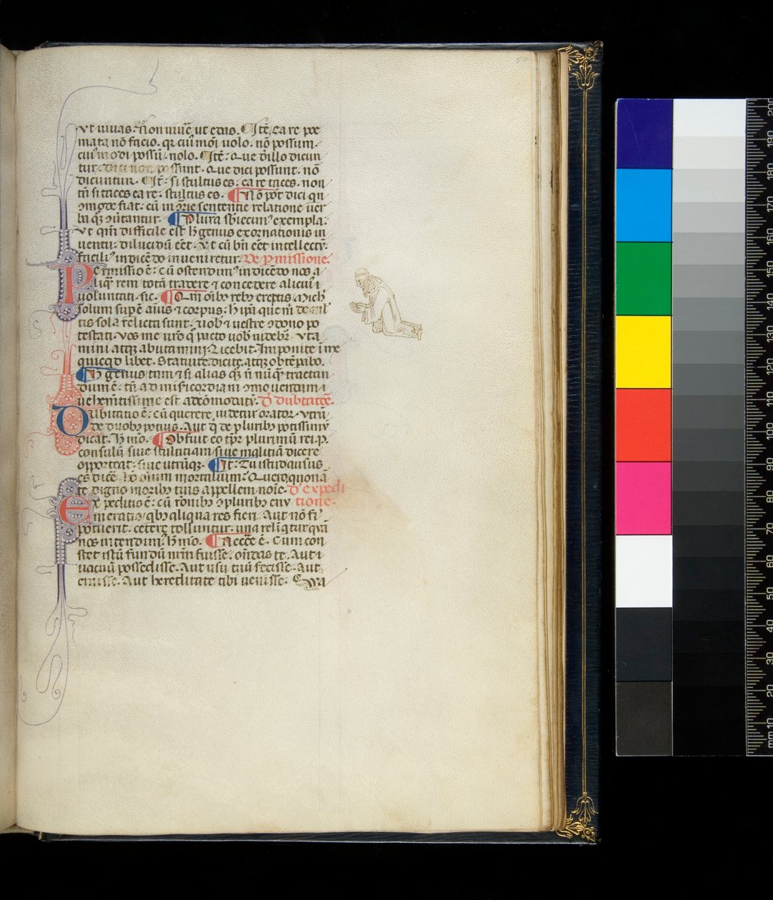 Ms 373. Pseudo-Cicero, Rhetorica ad Herennium ja muita teoksia, f.50r. Kynällä kukkivat nimikirjaimet ja kynäkoristeet marginaalissa, joka edustaa polvistuvaa paljasjalkaista munkkia, n. 1337 tekijältä Italian School
