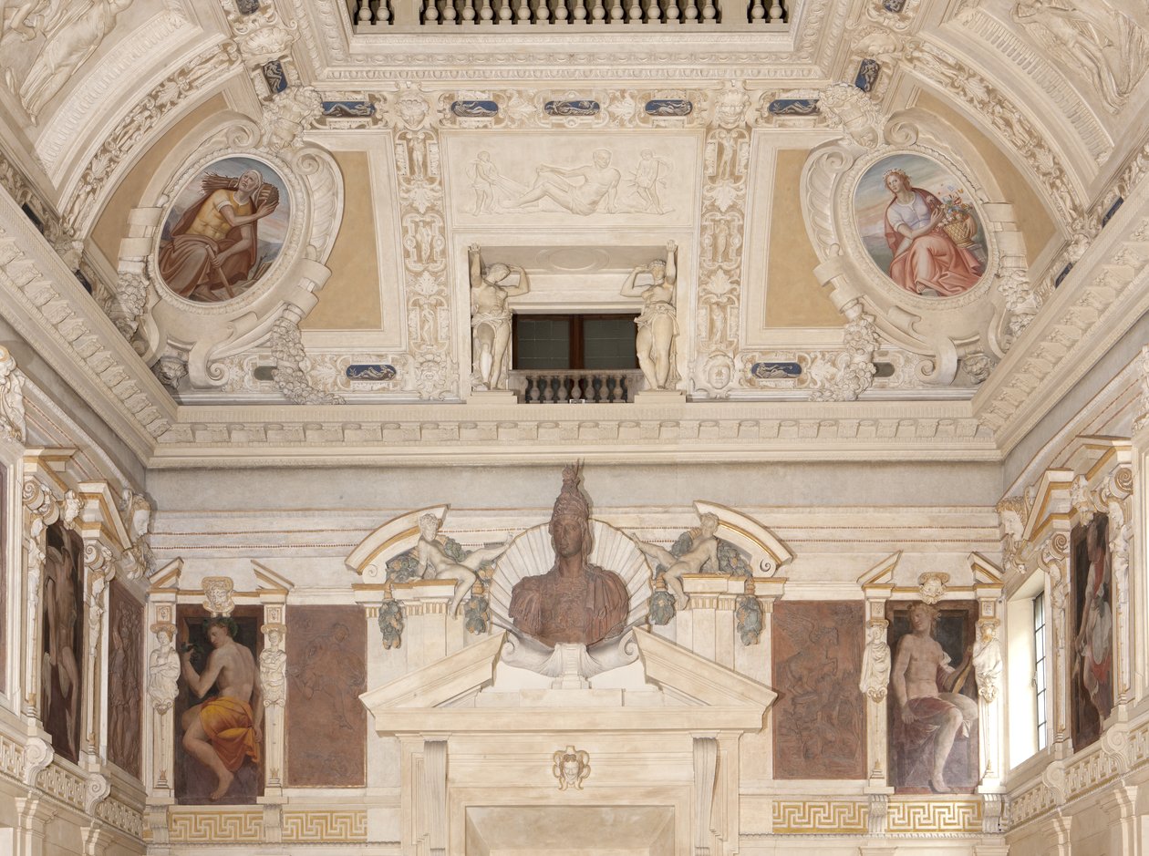 Muses, vuodenajat, karyatidit ja Minervan tai Marsin rintakuva tekijältä Italian School
