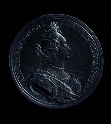 Mantovan Anna Isabellan muotokuvamitalin etupuoli, lyöty 1698. Kirjoitus: ANN-I SAB- D G MANT MONT CAR VIL GVAST ET C (hopea) (kääntöpuoli katso 119198) tekijältä Italian School