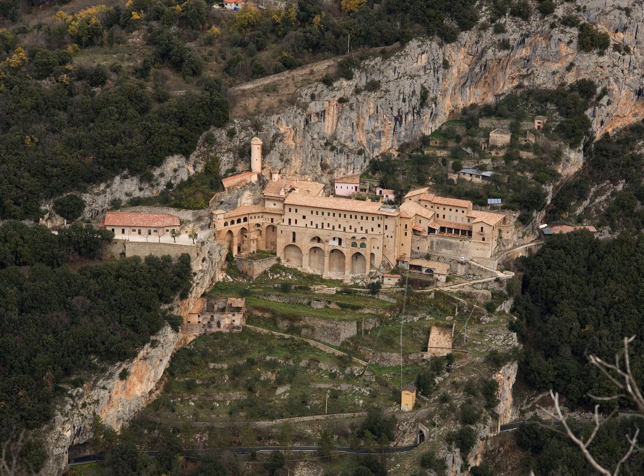 Yleiskatsaus 1100-luvulta rakennetusta St. Benedetton (Sacro Speco) luostarista, Subiaco (Rooma), Italia tekijältä Italian School