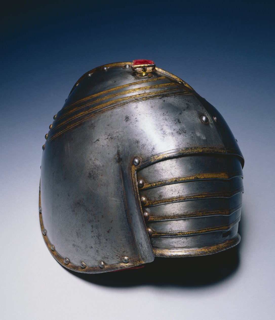 Pauldron oikealle olkapäälle (sininen teräs kullatuilla reunuksilla) tekijältä Italian School