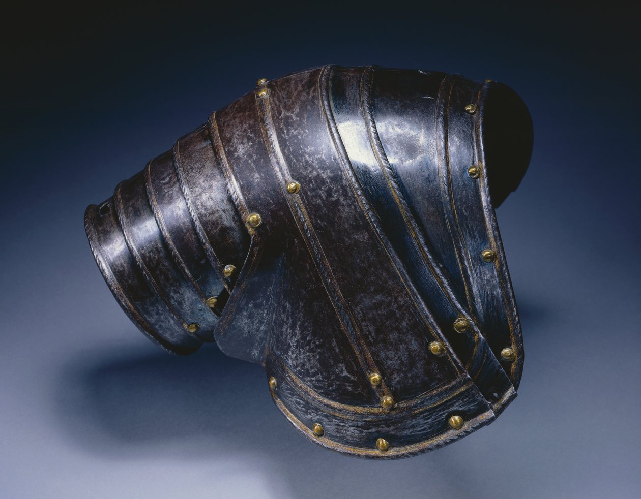 Pauldron oikealle olkapäälle, n. 1560-70 (sininen ja kullattu teräs) tekijältä Italian School