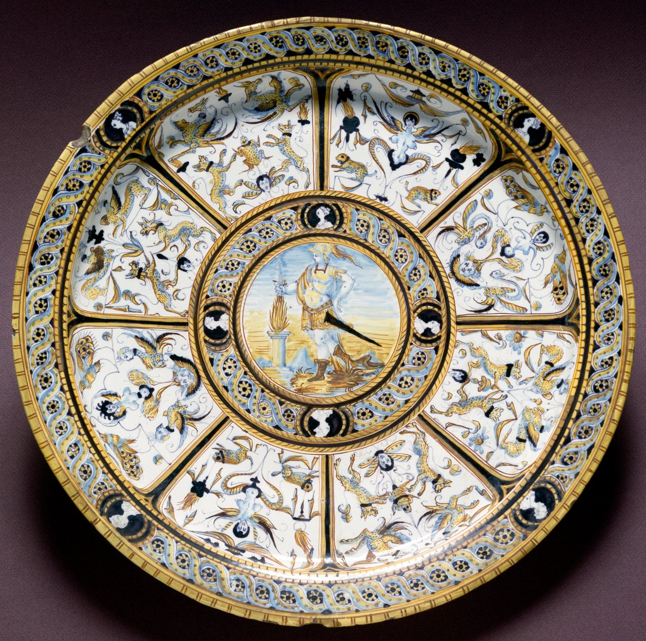 Edustus roomalaisista sankareista Scaevola (Muzio Scevola) Keraaminen levy valmistettu Urbinossa, Italiassa. 1590 noin Firenze, Bargellon kansallismuseo tekijältä Italian School
