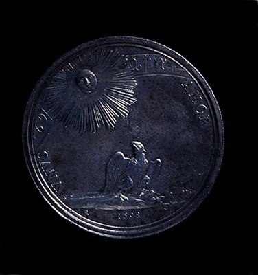 Mantovan Anna Isabellan muotokuvamitalin kääntöpuoli, jossa kotka tarkkailee aurinkoa, lyöty 1698. Kaiverrus: VNVS AMOR (hopea) (kuosi 119199) tekijältä Italian School