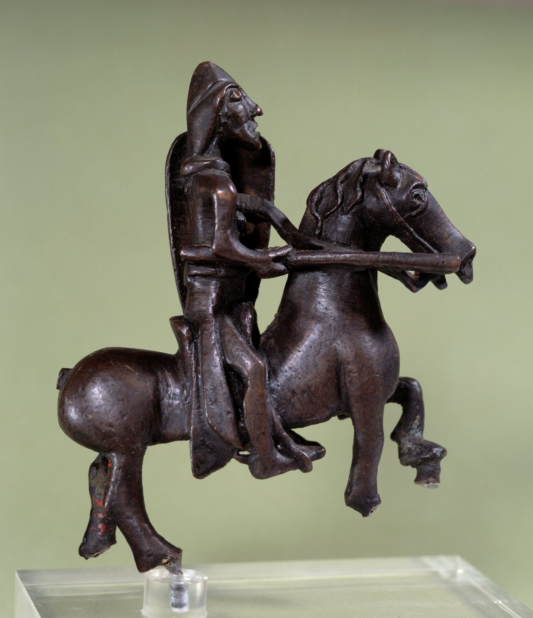 Romaaninen taide: pronssinen ritaripatsas panssariin. Pronssinen veistos italialaisesta koulusta. 11. tai 12. vuosisadalla. Pariisi, Louvre-museo tekijältä Italian School