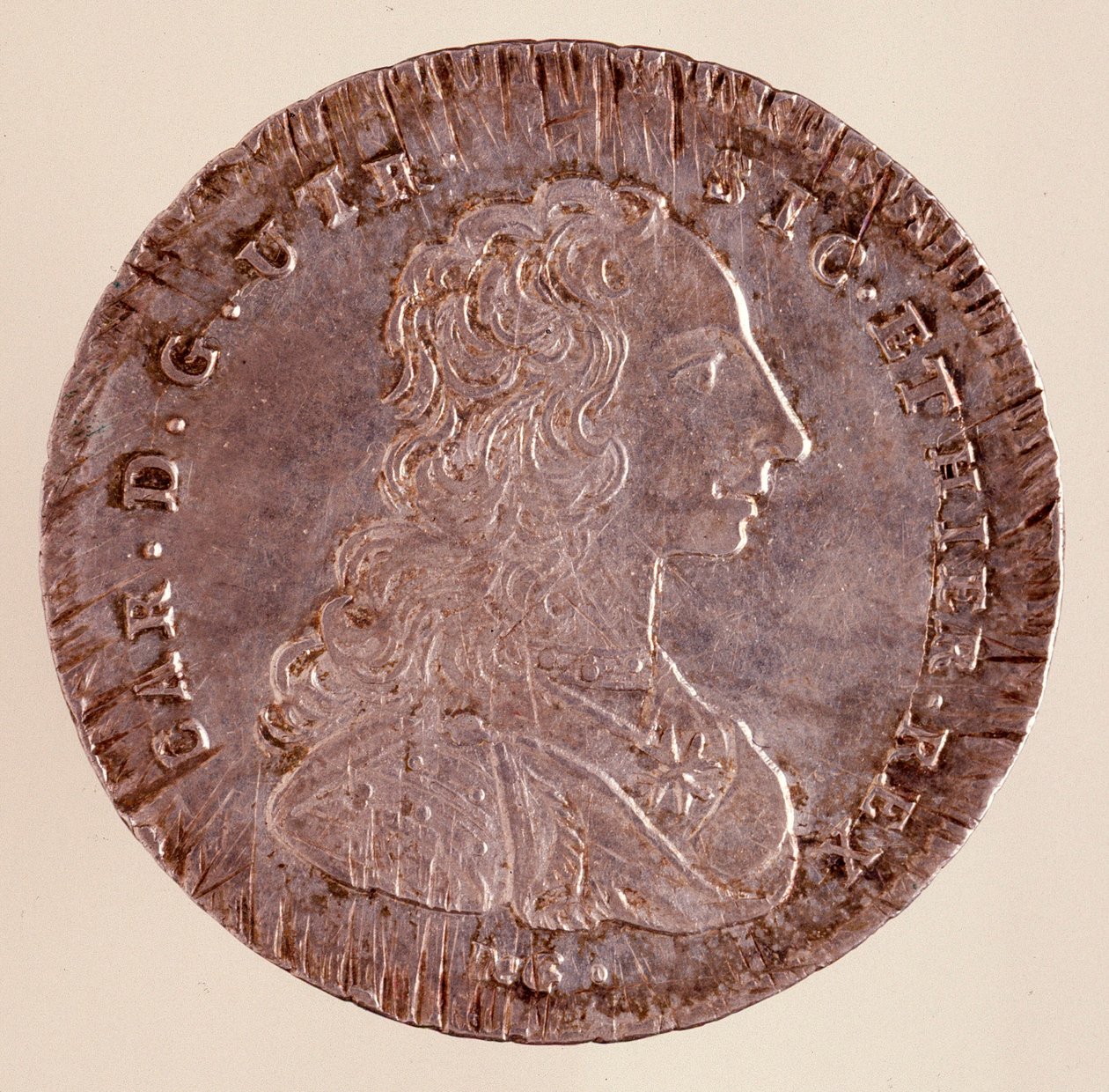 Hopeinen Piastra Napolista: Kaarle III:n hallituskausi (1716-1788) ja muotokuva. 1750. Halkaisija. 4 cm Napoli, arkeologinen museo tekijältä Italian School
