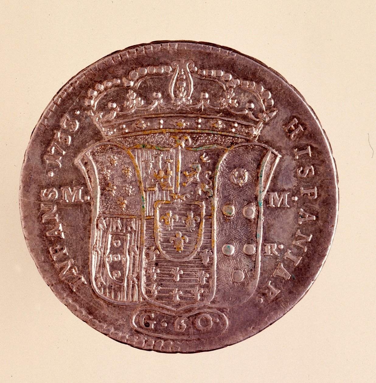 Hopeinen piastra Napolista: Espanjan Kaarle III:n hallituskausi (1716-1788). 1750. Halkaisija. 4 cm Napoli, arkeologinen museo tekijältä Italian School