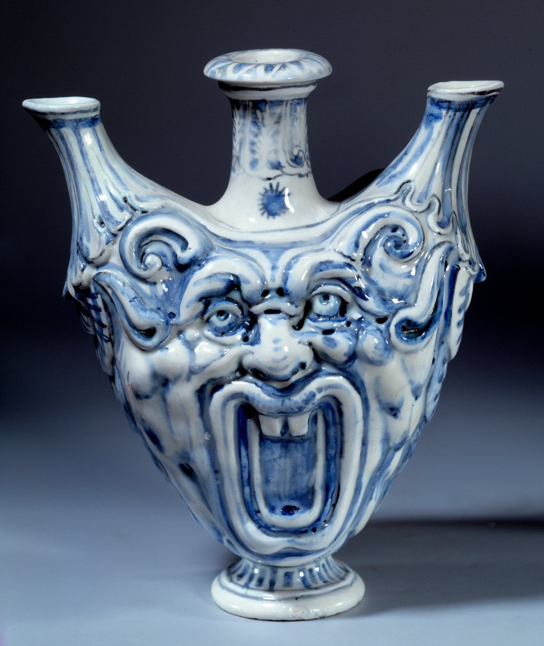 Pehmeä posliinipullo 1500-luvulta, valmistettu Francois II de Medicis (1544-1560) Sevres, posliinivalmistus tekijältä Italian School