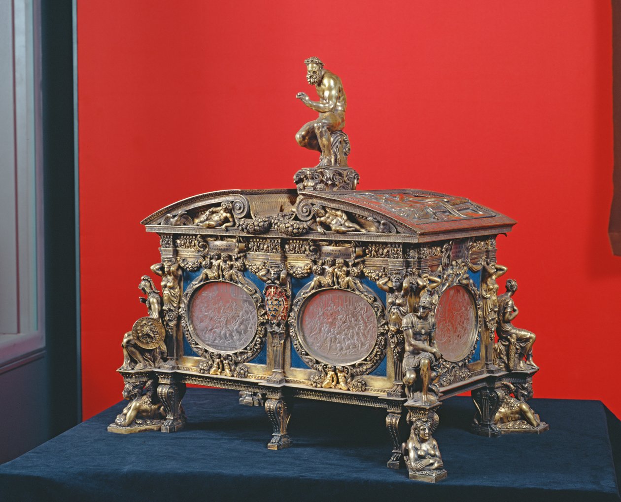 Farnese Chest, Sebastiano Sbarri (fl.1548-61) ja Giovanni Bernardo da Castel Bolognese, 1548 (hopea ja lapis lazuli) tekijältä Italian School