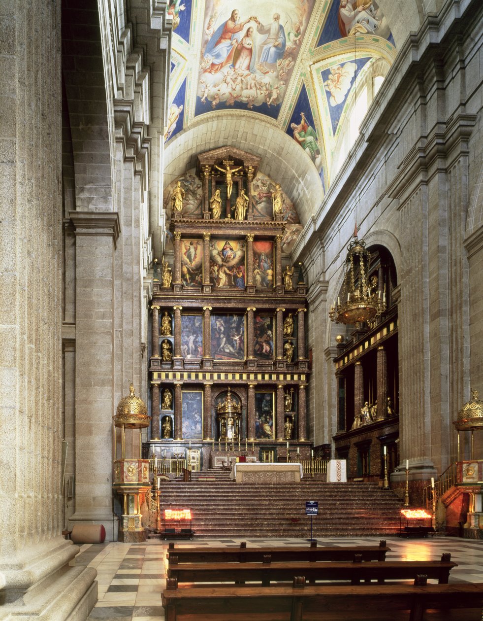 Suuri alttari basilikassa tekijältä Italian School