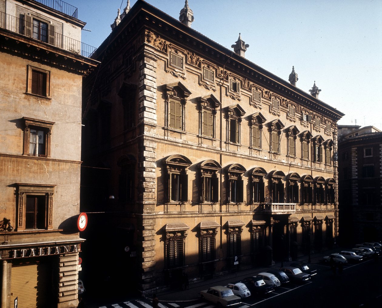 Madame Palace Roomassa. tekijältä Italian School