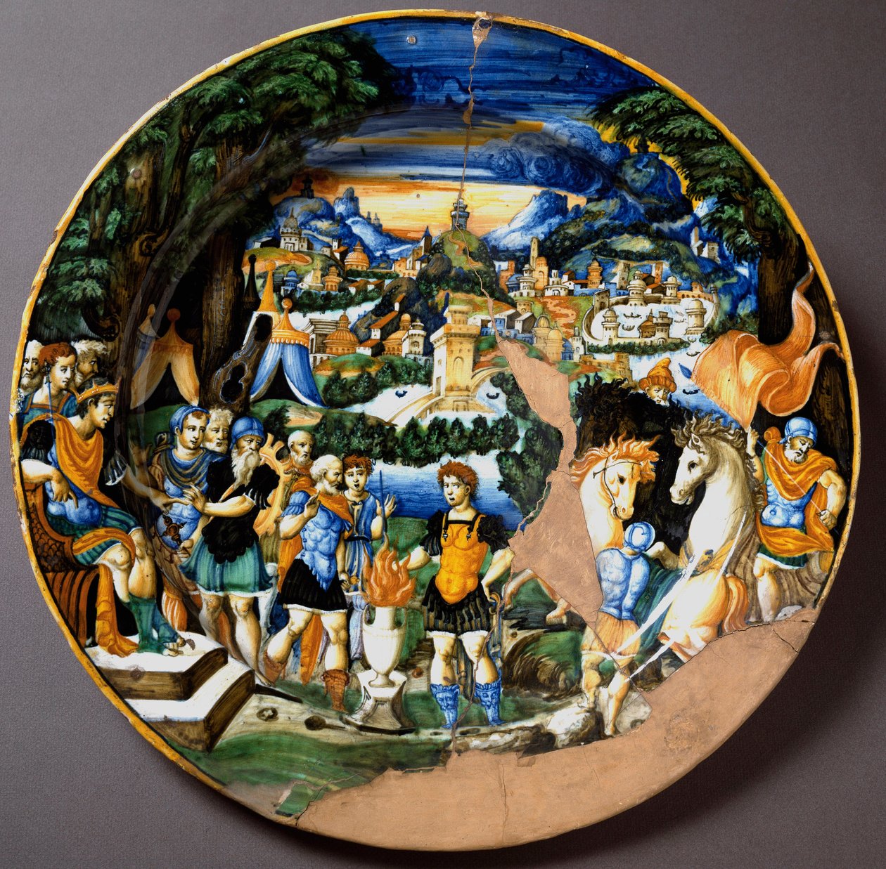 Sankari Caius Mucius Scaevola kohtaa Porsennan, etruskien kuninkaan. Keraaminen levy valmistettu Urbinossa Italian Fontanan työpajassa. 1560 Firenzen ympärillä, Museo Nazionale del Bargello tekijältä Italian School