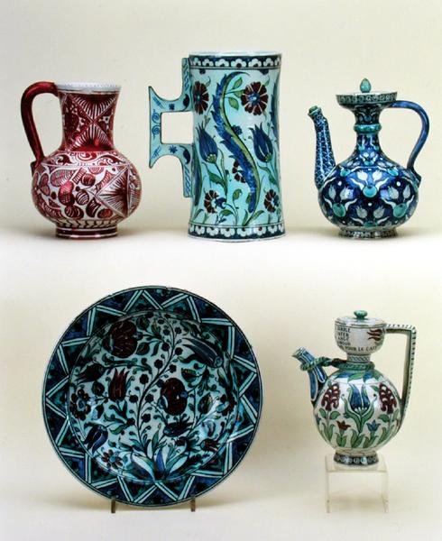 Yläosa, L-R: Kannu; Suuri Tankard; itämainen kahvipannu; Pohja, L-R: Laturi; Oriental Coffee Pot, kaikki maiolica Cantagallin tehtaalta, n. 1890 (keramiikka) tekijältä Italian School