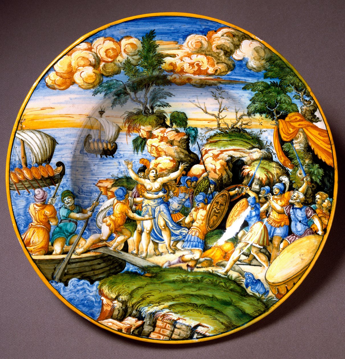 Troijan sota: Helenen sieppaus. Keraaminen levy valmistettu Urbinossa, Italiassa. 1550 Firenzen ympärillä, Museo Nazionale del Bargello - Troijan sota: Helenin sieppaus. Keraaminen levy Urbinosta, Italiasta. Noin 1550. Bargellon kansallismuseo, Firenze, It tekijältä Italian School