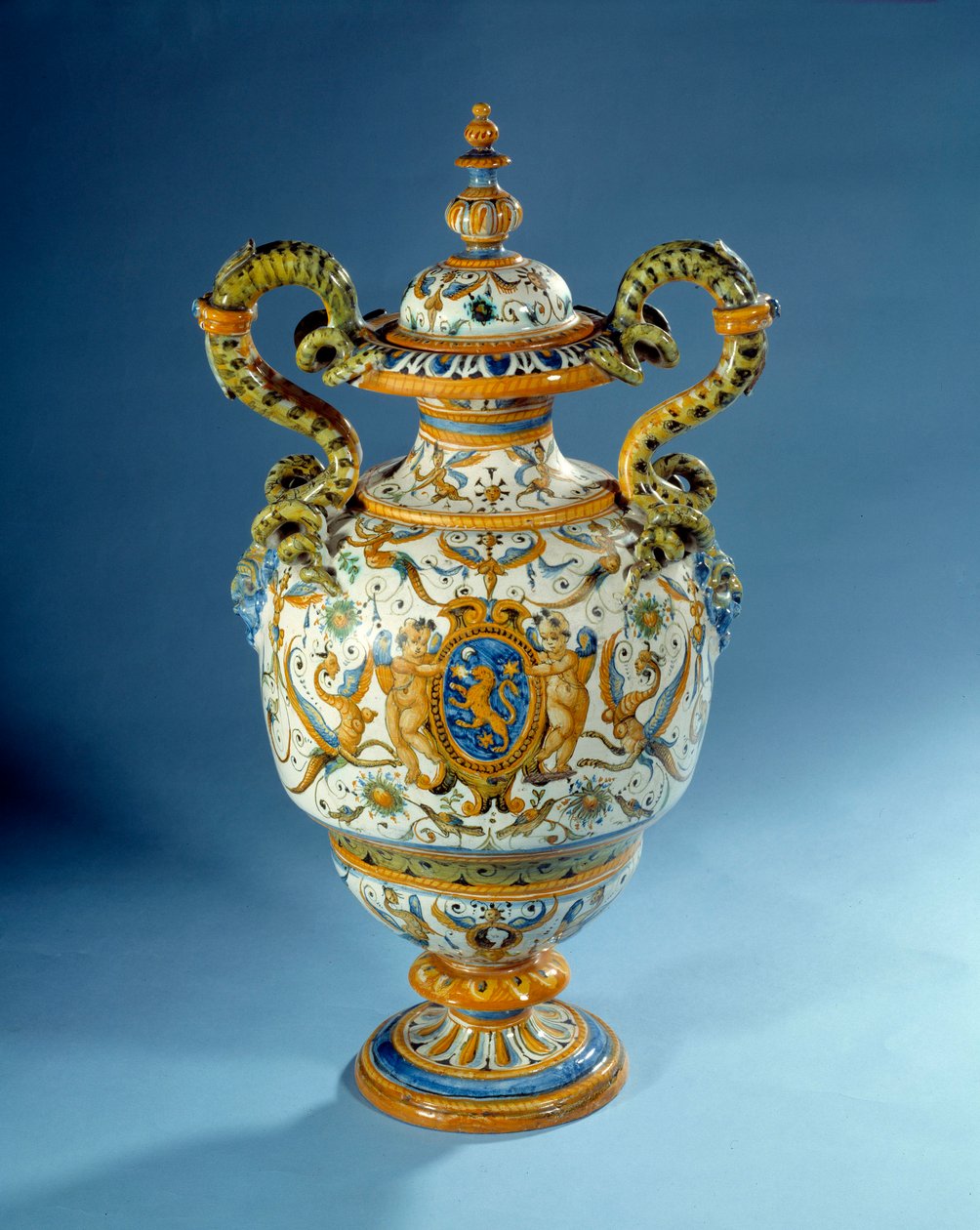 Maljakko kierretyillä kahvoilla majolica (maiolica) valmistettu Patanazzin fajanssitehtaissa Italiassa (1500- ja 1600-luvun loppu) Pariisi, Louvre-museo tekijältä Italian School