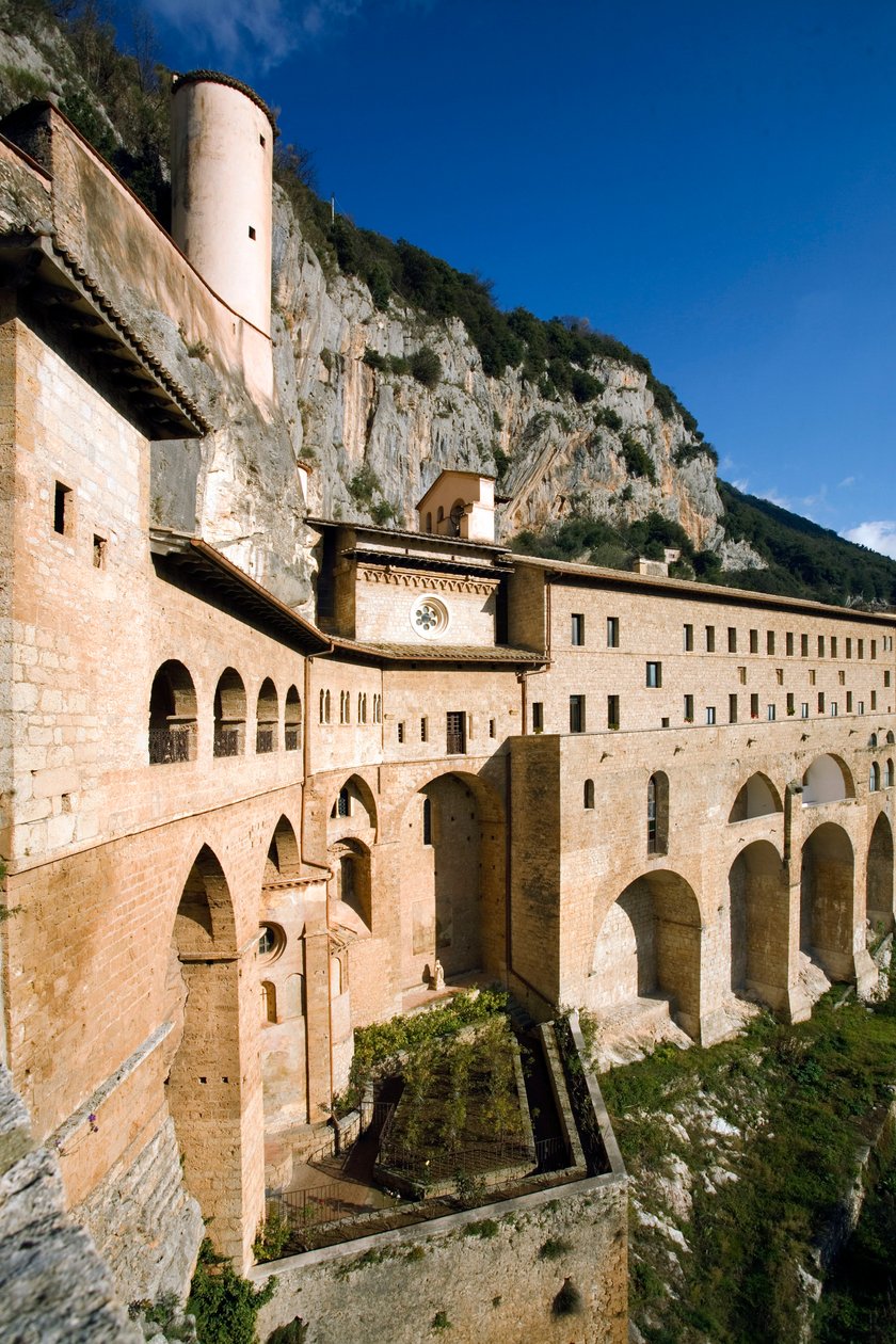 Näkymä 1100-luvulta rakennetulle St. Benedetton (Sacro Speco) luostarille, Subiaco (Rooma), Italia tekijältä Italian School