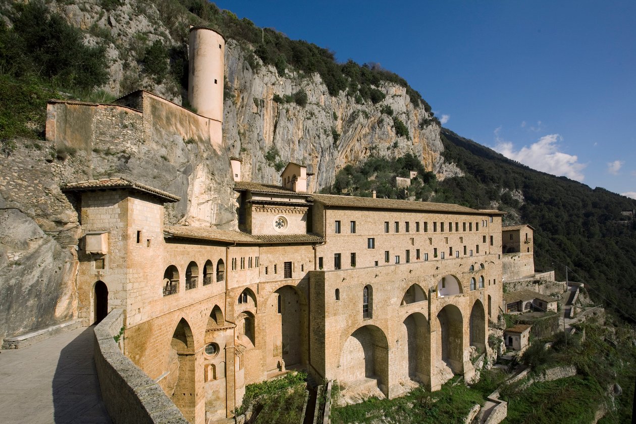 Näkymä 1100-luvulta rakennetulle St. Benedetton (Sacro Speco) luostarille, Subiaco (Rooma), Italia tekijältä Italian School
