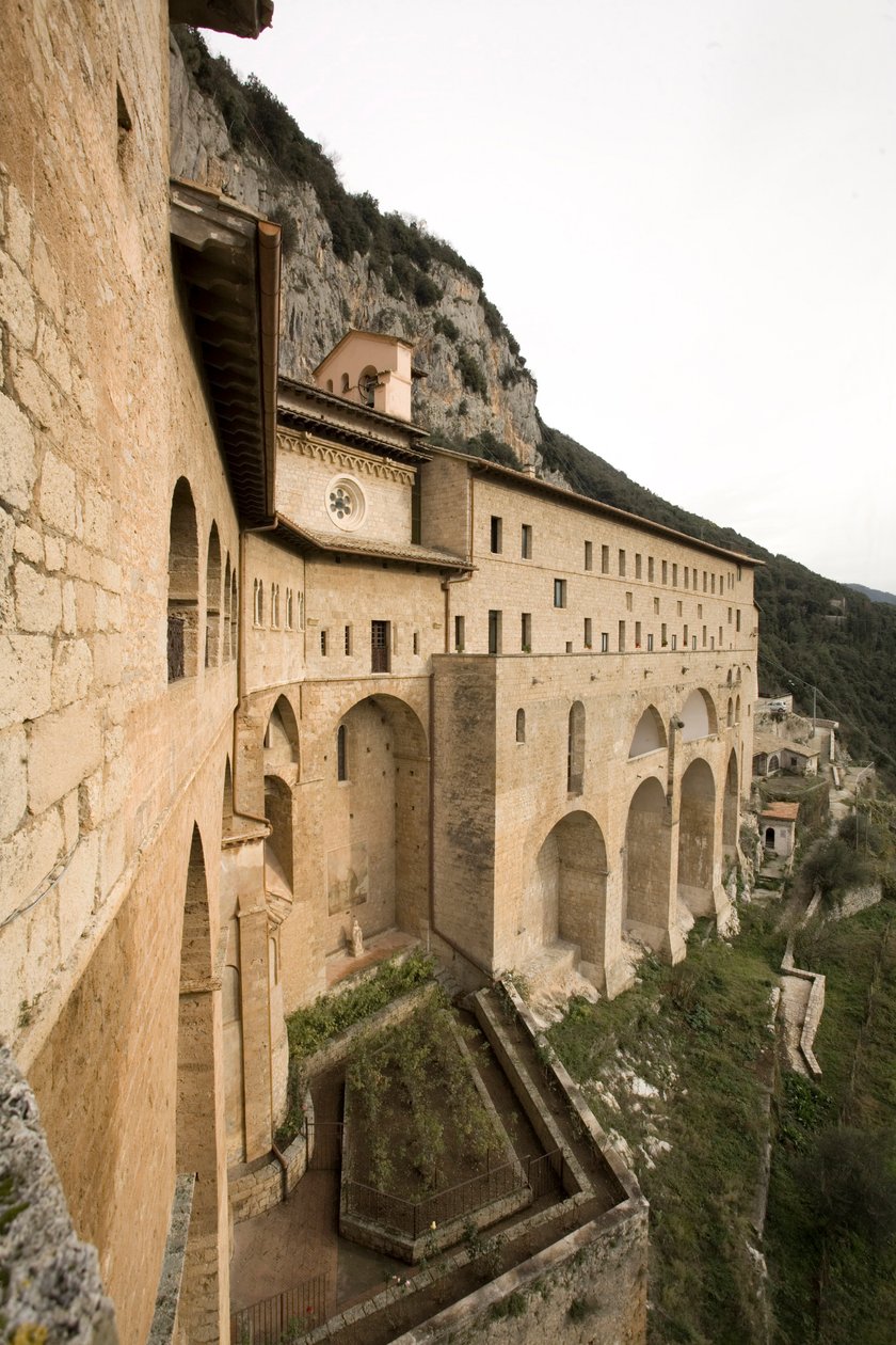 Näkymä 1100-luvulta rakennetulle St. Benedetton (Sacro Speco) luostarille, Subiaco (Rooma), Italia tekijältä Italian School