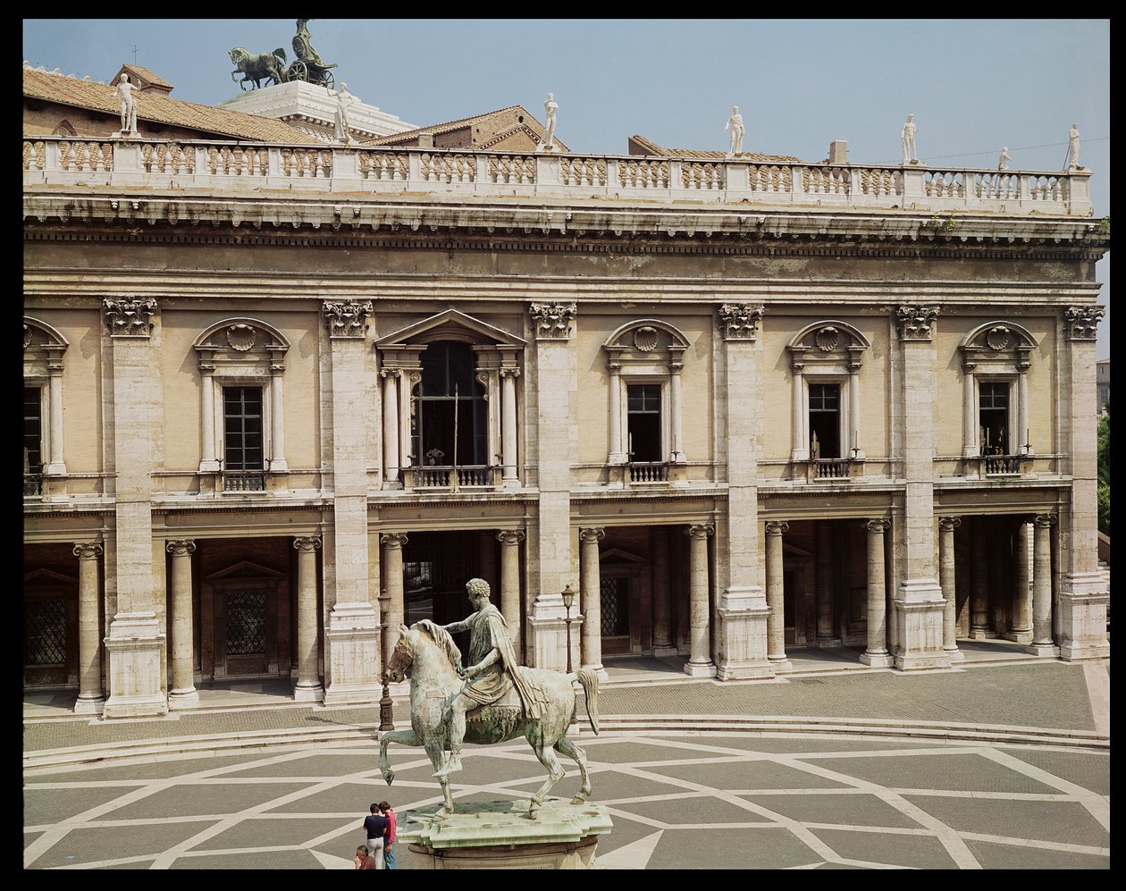 Näkymä Palazzo Nuovolle ja Marcus Aureliuksen (121-180 jKr) ratsastuspatsaalle tekijältä Italian School