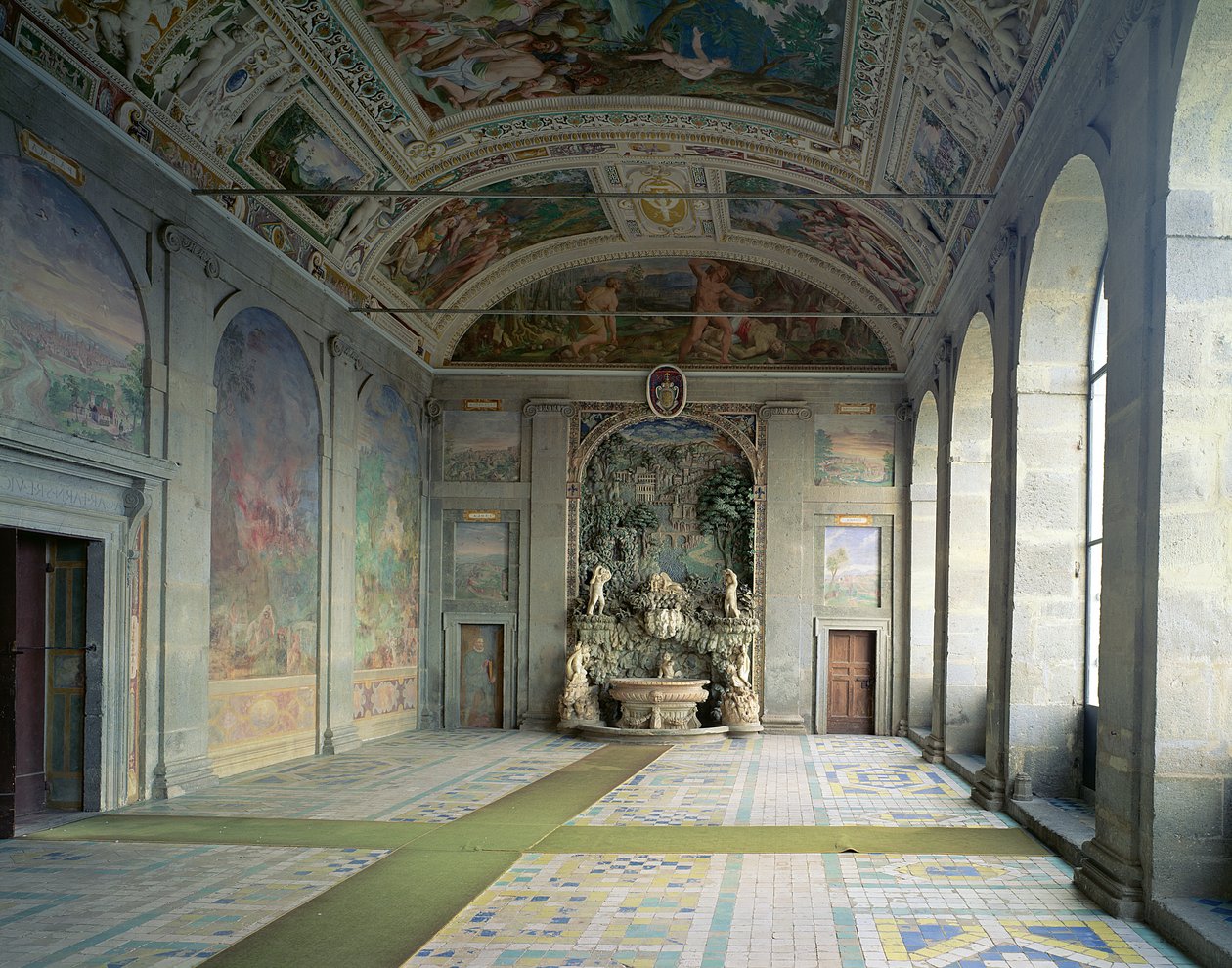Näkymä Sala dErcole (Hall of Hercules) piano nobilella, suihkulähde perässä (katso 95806), jonka on suunnitellut Jacopo Vignola (1507-73) ja freskoinut osittain Federico Zuccaro (1540-1609) 15 tekijältä Italian School