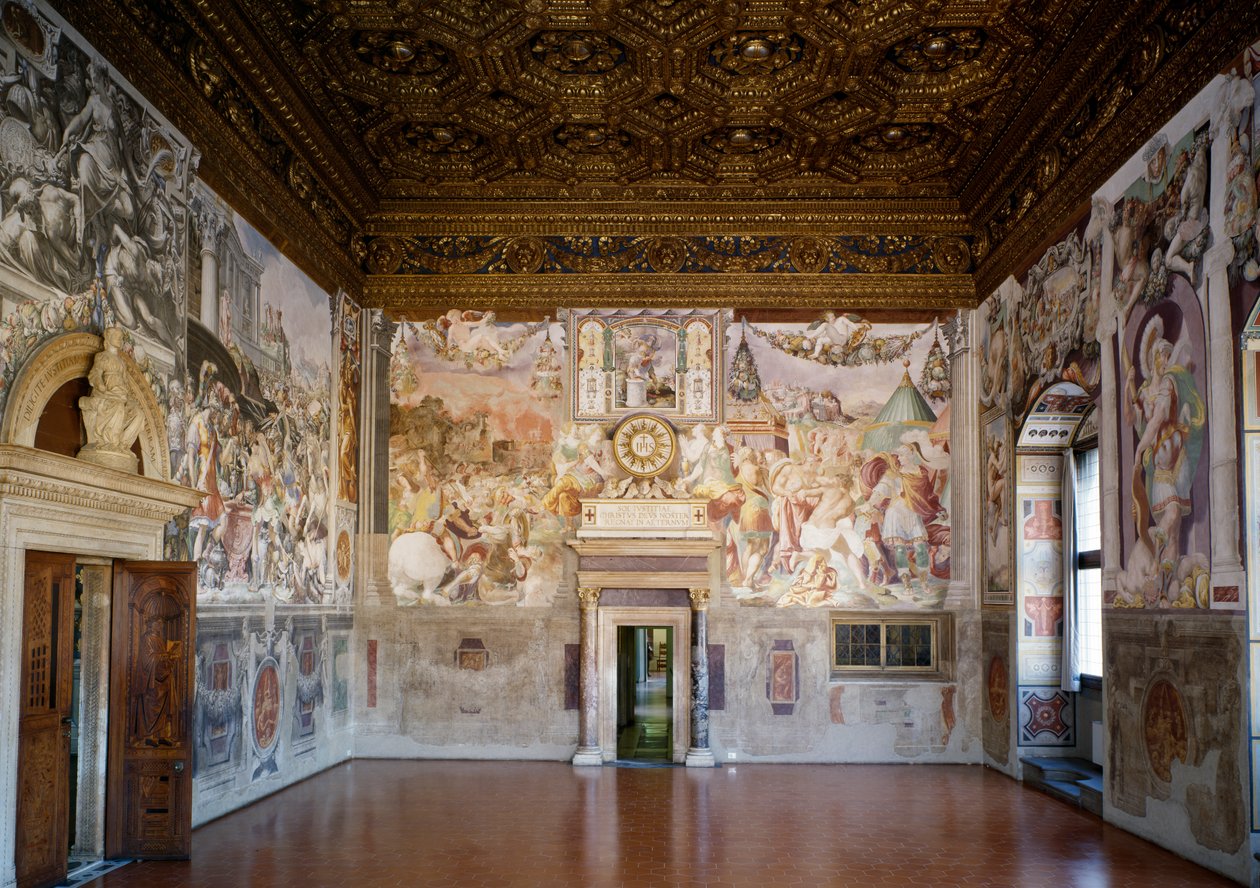 Näkymä Sala dellUdienzasta kohti Cappella dei Prioria, suunnitellut Benedetto (1442-97) ja Giuliano (1432-90) da Maiano, freskot Francesco de Rossi Salviati (n. 1520-75) (restaurointi) tekijältä Italian School