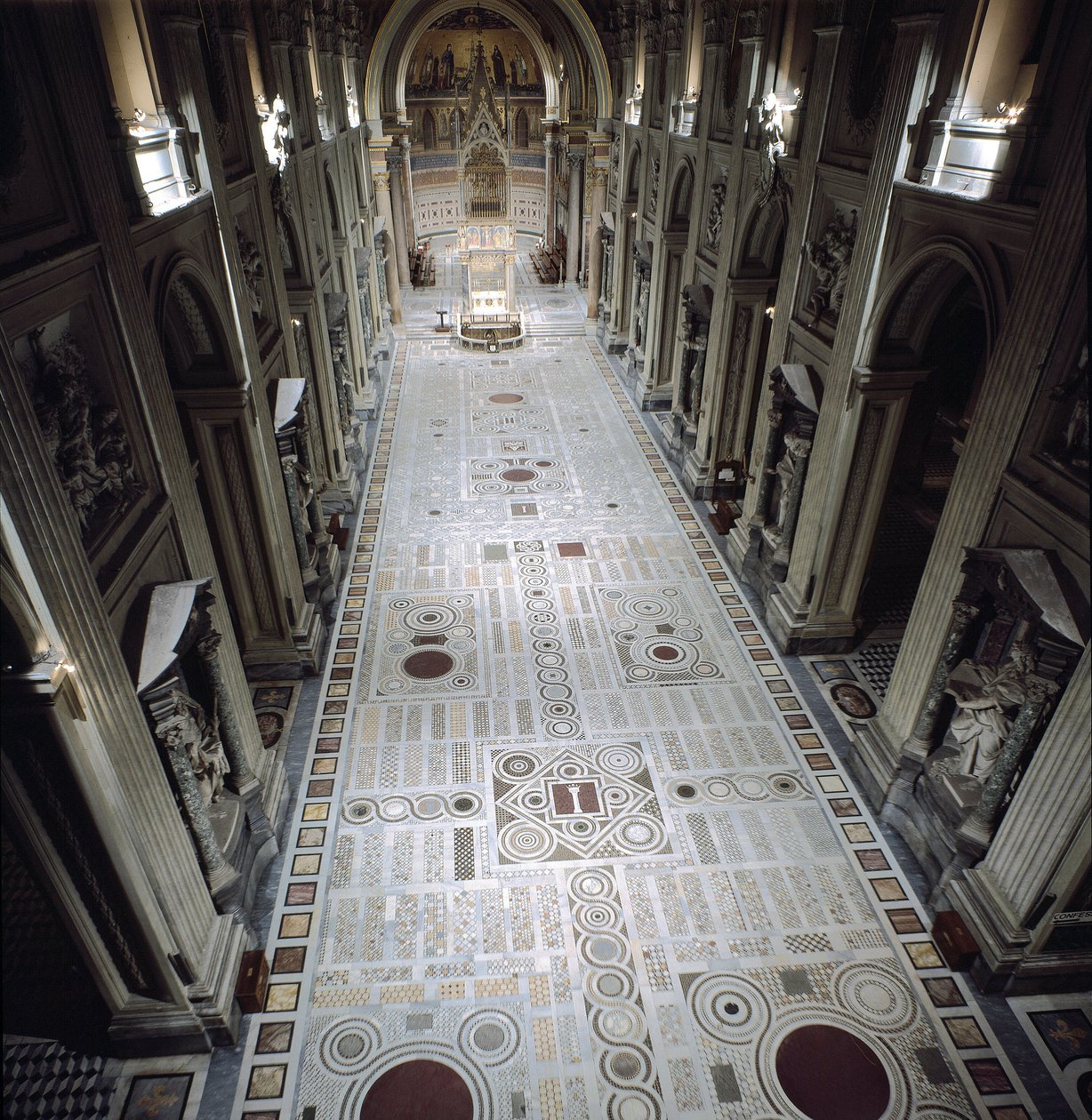 Näkymä Pietarin keskuslaivolle. Pyhän Johanneksen basilika (St. Giovanni in Laterano) tekijältä Italian School
