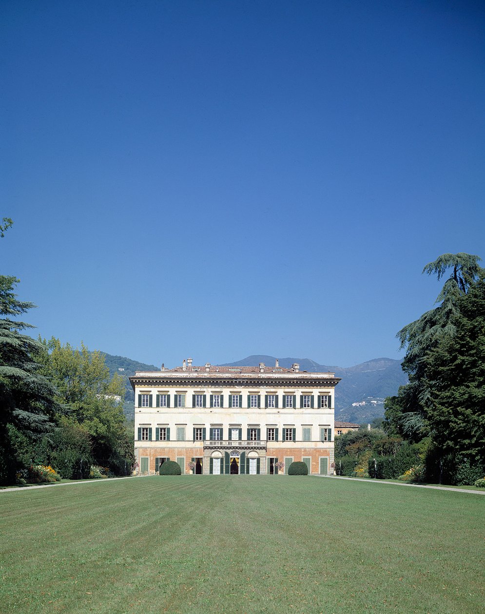 Näkymä Villa Reale di Marlian (tai Palazzo Orsettin) julkisivulle tekijältä Italian School