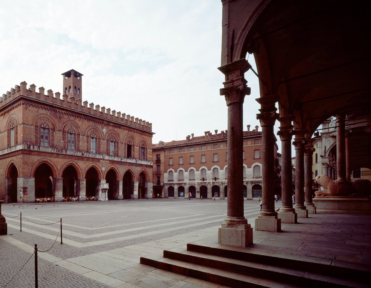 Näkymä pääaukiolle (Piazza del Comune) tekijältä Italian School