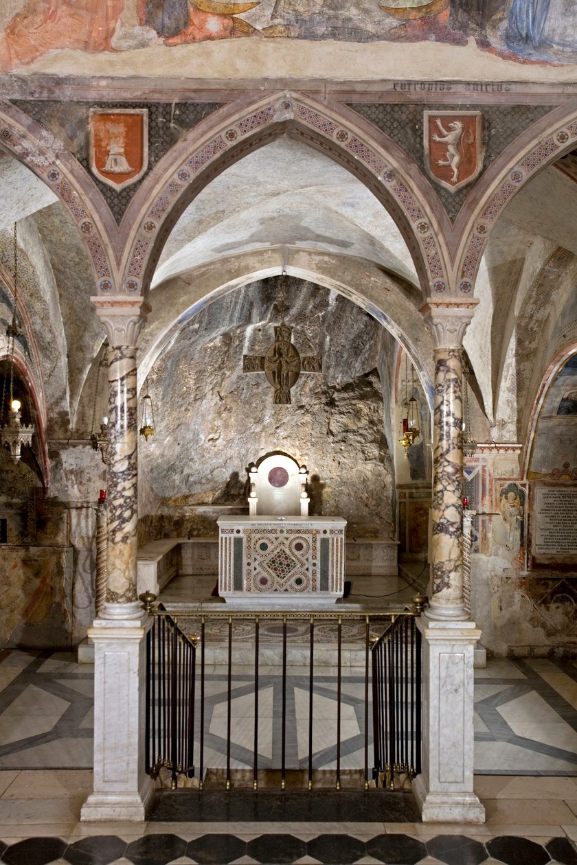 Näkymä Yläkirkon pappilta pääalttarilla kosmeettisella tyylillä. 13. vuosisadalla. Pyhän Benedetton luostari (Sacro Speco), Subiaco (Rooma), Italia tekijältä Italian School