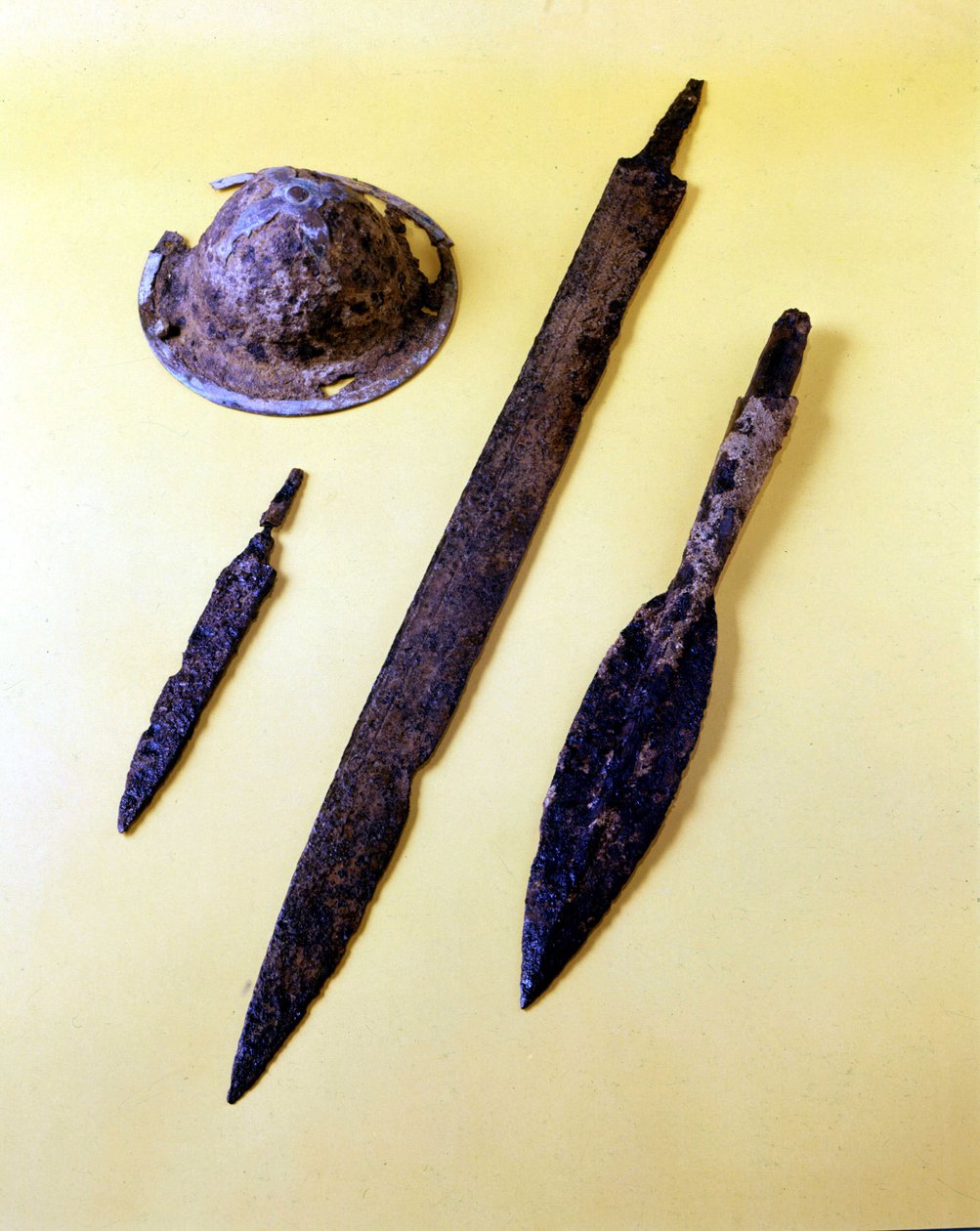 Lombard-soturin aseet: sateenvarjo, tikari, miekka ja keihään kärki. Cividale del Friuli -museo. tekijältä Italian School