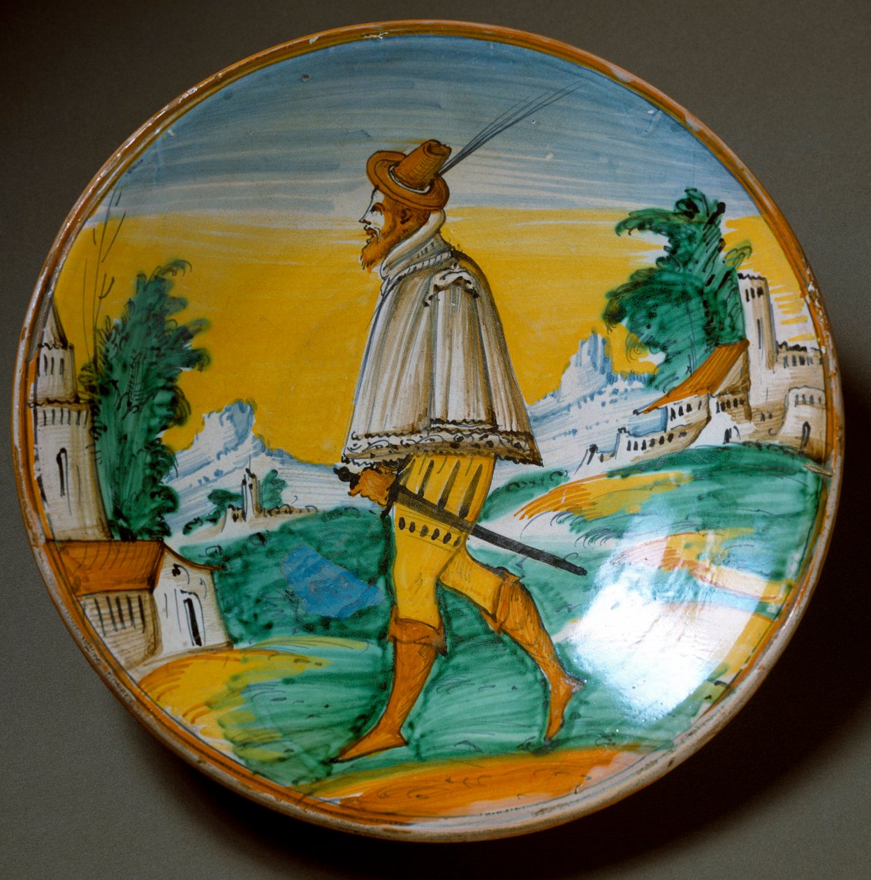 Nuori asemies. Keraaminen levy valmistettu Viterbossa, Italiassa. 1500-luvun loppu Firenze, Museo Nazionale del Bargello tekijältä Italian School