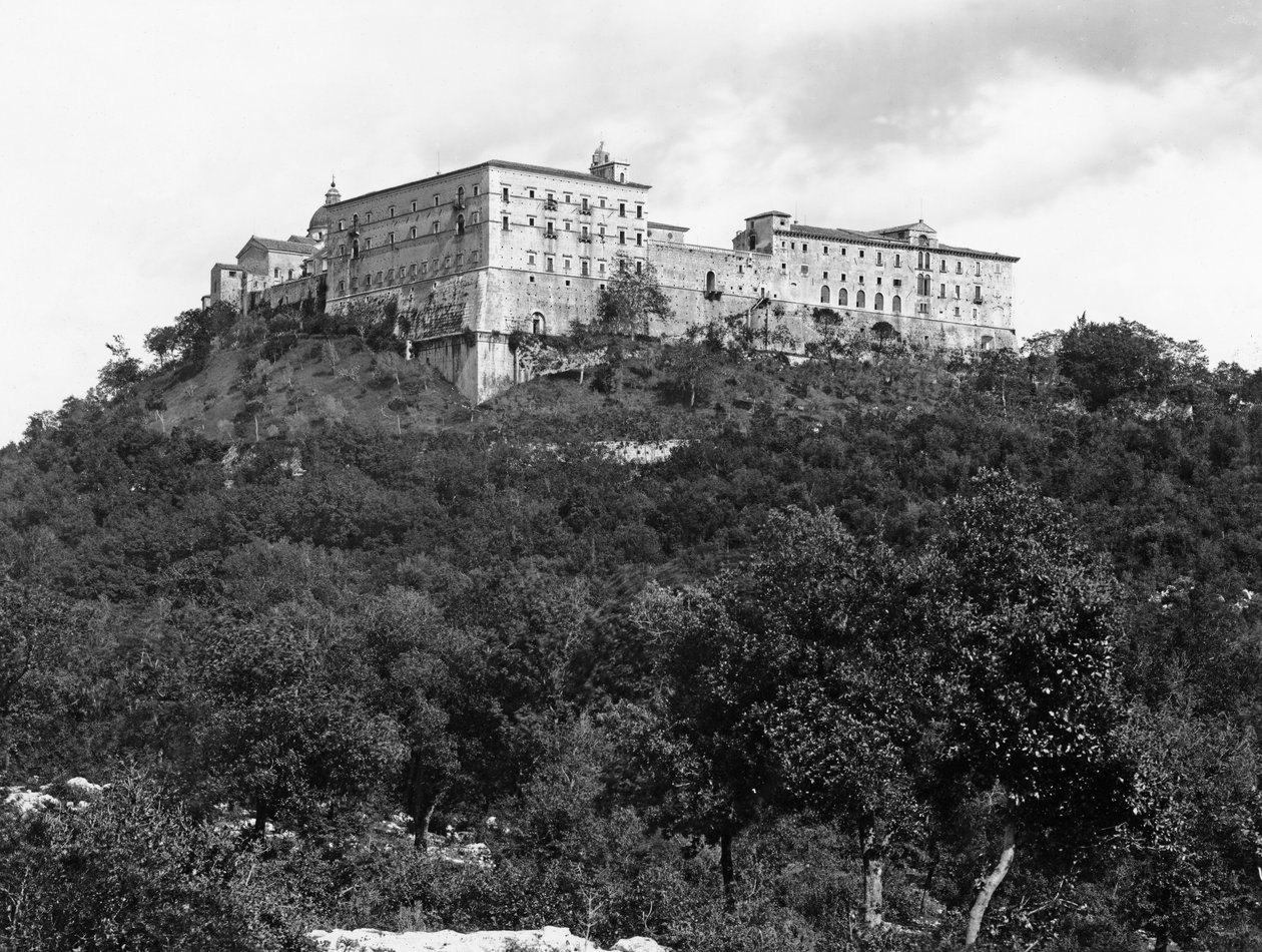 Yleisnäkymä luostarin ulkopuolelta Monastery Hillillä tekijältä Italian School Italian School