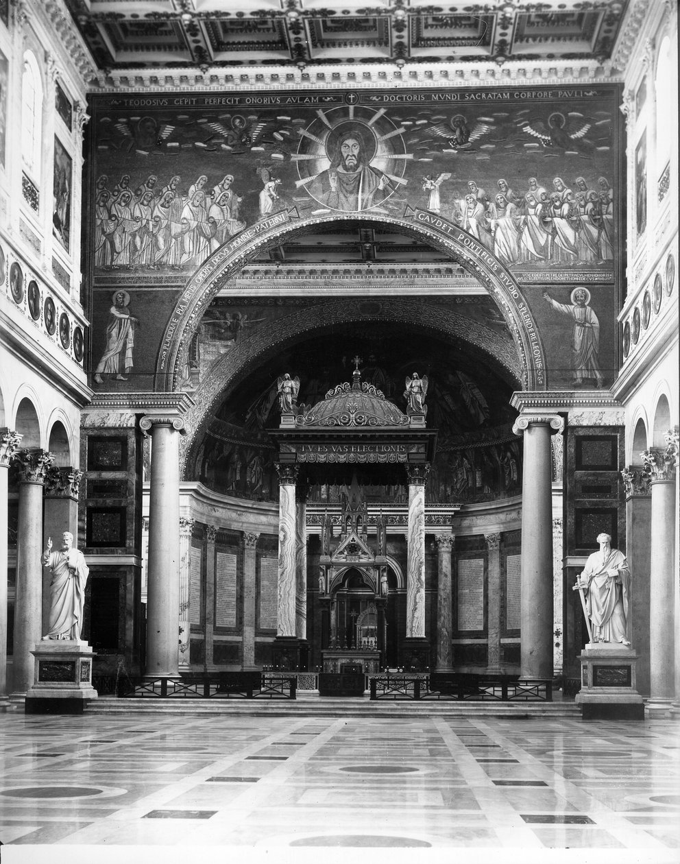 Huonekalut ja erilaiset esineet 1100- ja 1300-luvuilta tekijältä Italian School Italian School