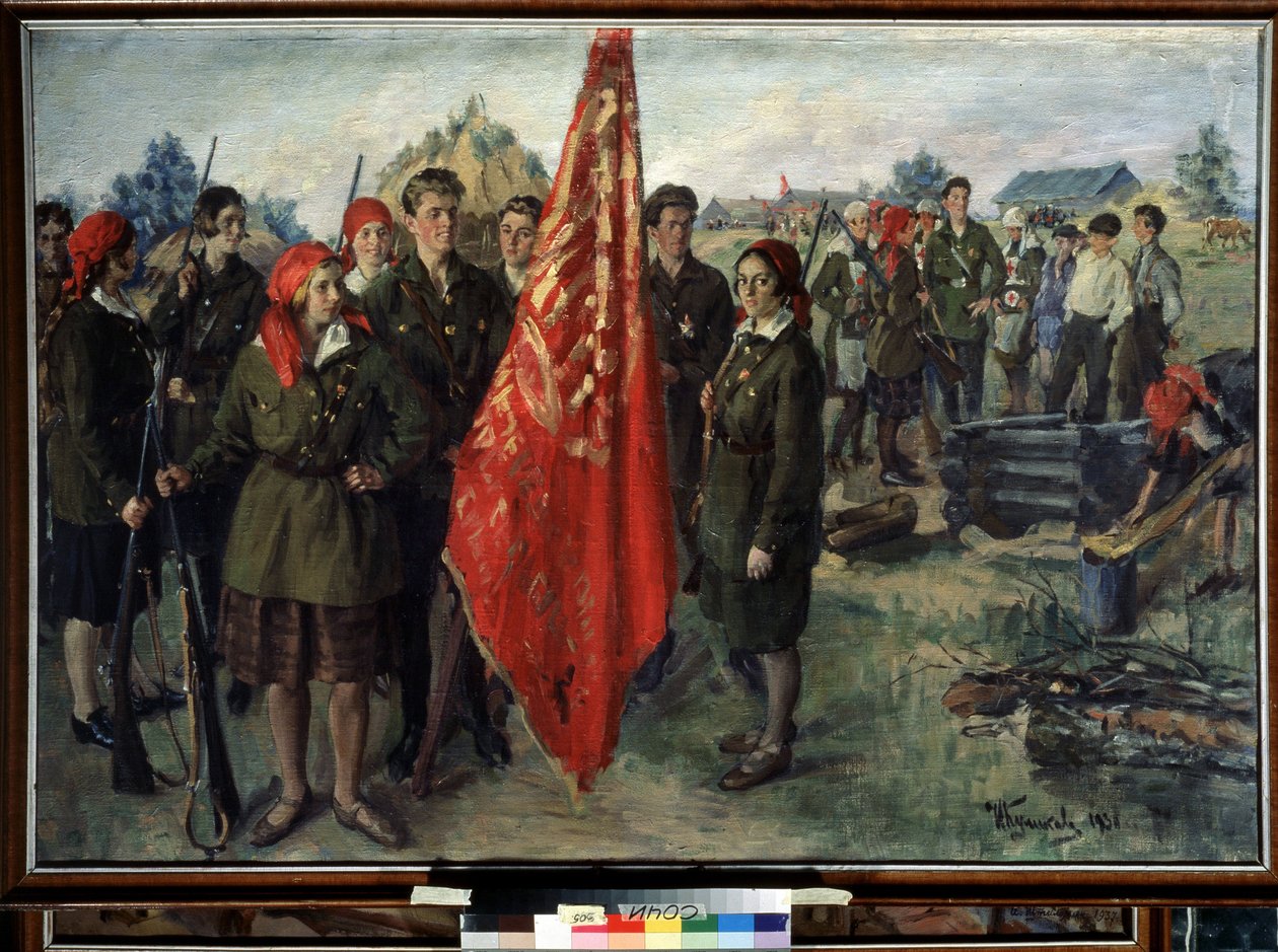 Military Komsomol (Military Komsomol). Neuvostoliiton kommunististen nuorten organisaatio, kuvaus nuorten ryhmästä univormuissa (sotilaallinen ja sairaanhoitola) ja aseet, jotka on koottu punaisen lipun ympärille, lähellä efemirakennuksia tekijältä Ivan Semyonovich Kulikov